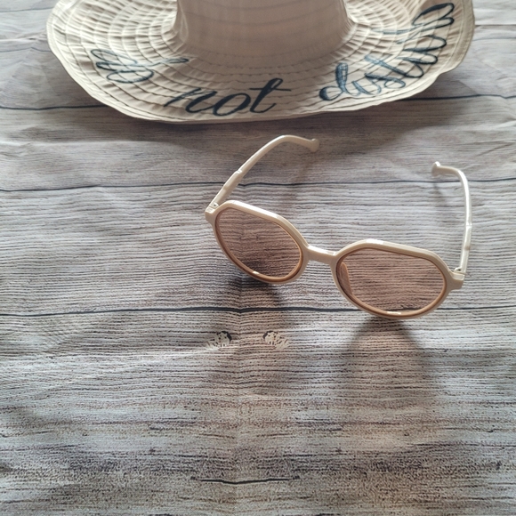 Last 1❗️Retro Tan & Brown Sunglasses ✨️ - Picture 7 of 13